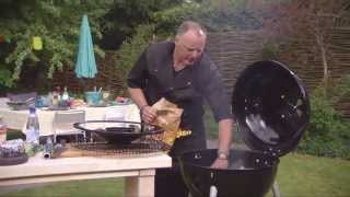 BBQvideo Een houtskoolBBQ aansteken [upl. by Gwenn746]