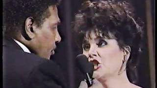 Linda Ronstadt amp Aaron Neville Dont Know Much live 1990 [upl. by Webber]