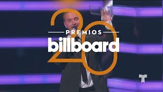 Daddy Yankee le devuelve el honor a J Balvin al entregarle el premio Ícono Mundial en PLN [upl. by Essiralc6]