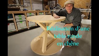 Table ronde chêne sur trépied en bois [upl. by Lacym980]